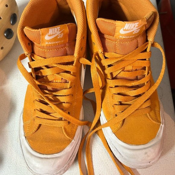 Nike SB Blazer Mid Orange High-Tops - Picture 1 of 3